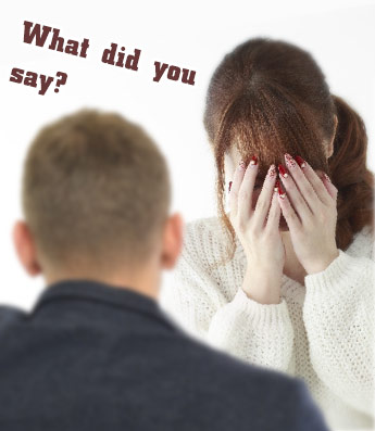 What did you say?と言われ恥ずかしそうにする女性