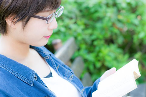 英語の本を読んでいる女性