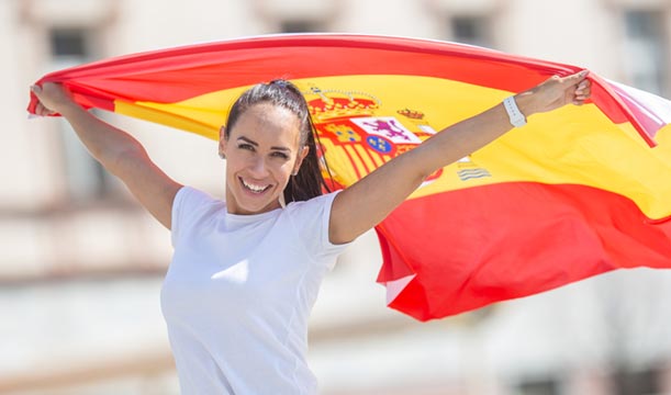スペインの国旗を掲げる女性