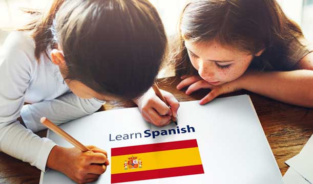 スペイン語を学ぶ女の子