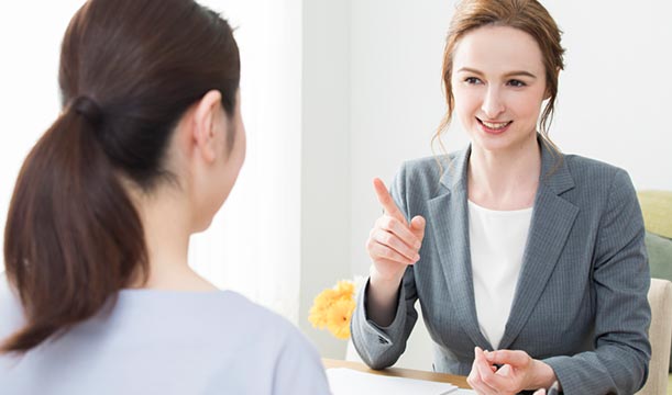 日本人と会話している外国人女性