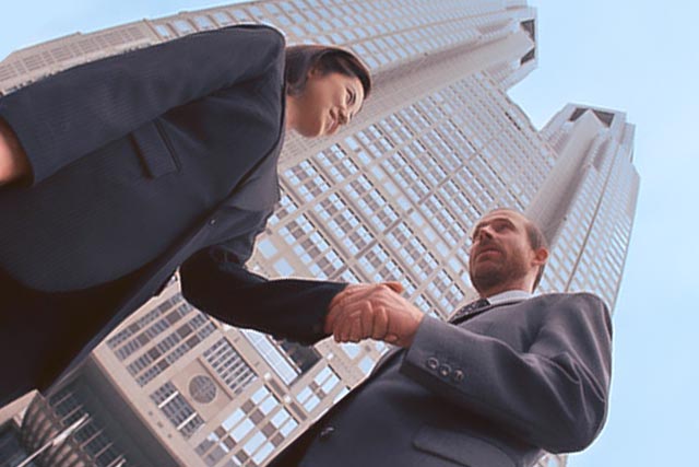 握手をするスペイン人と日本人のビジネスマン