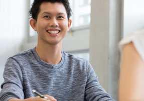 TOEICを受験してる男性