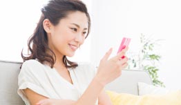 スマホを使っている女性