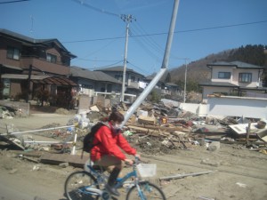 半壊の住宅とがれき