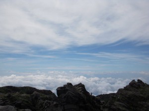 雲海の向こうには日本海